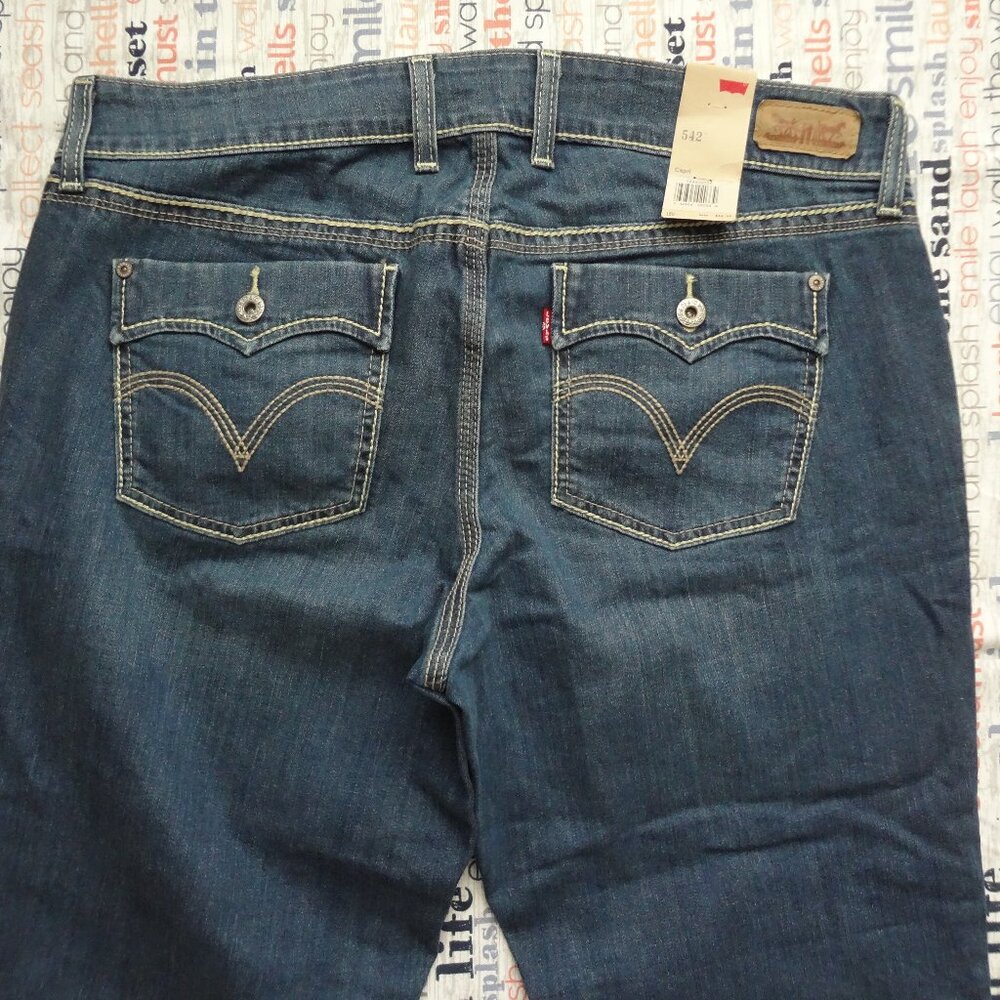 NWT. SIZE 16W. Women's Levi's 542 mid waisted capri pants.